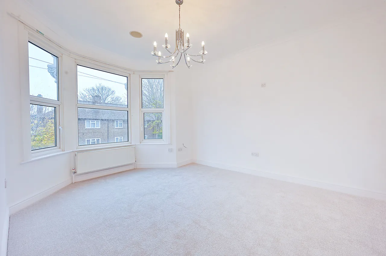 3 bed flat for sale — 88 Carlyle Road, London