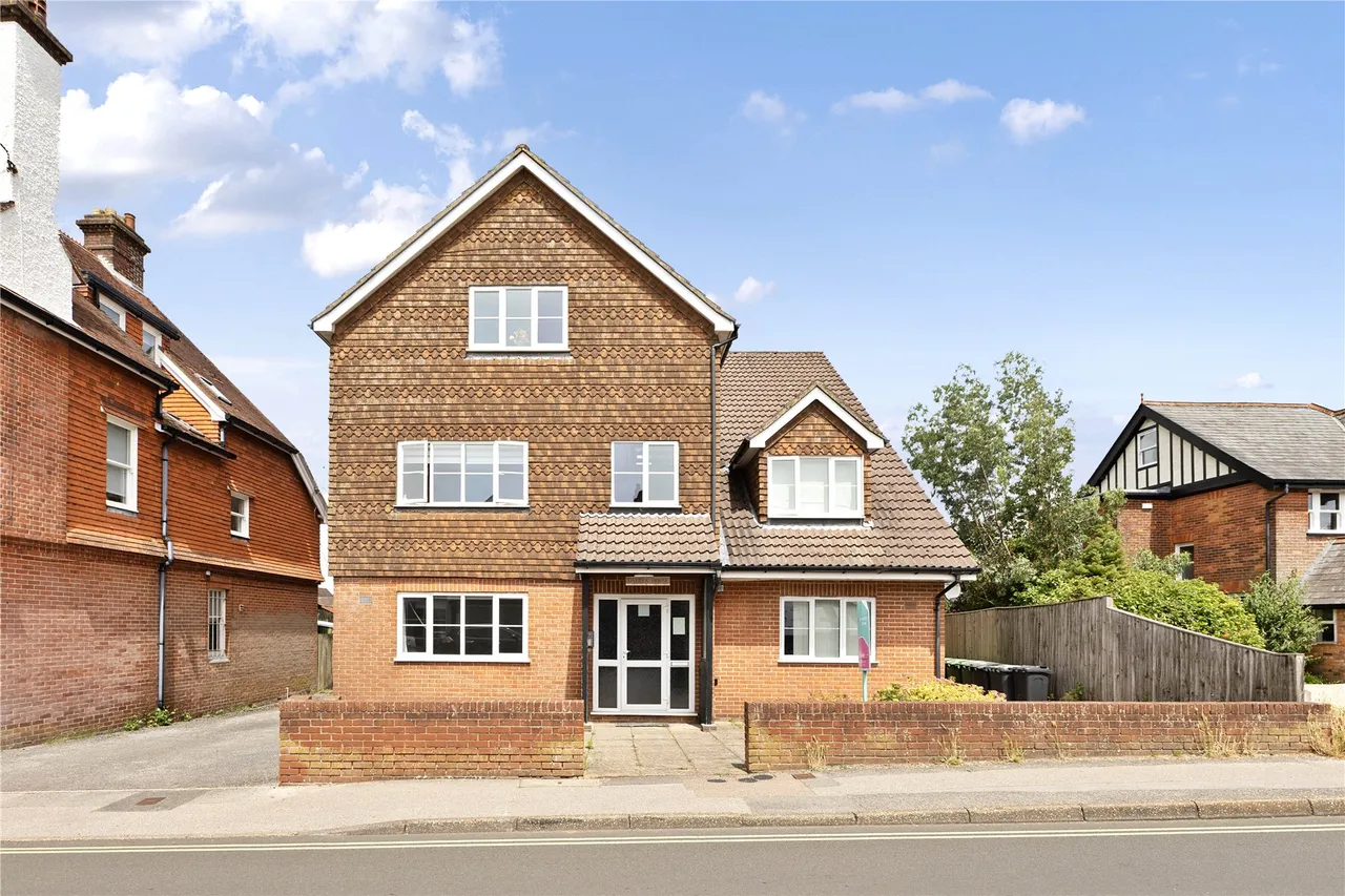 2 bed flat for sale, Headley Road, Grayshott, GU26