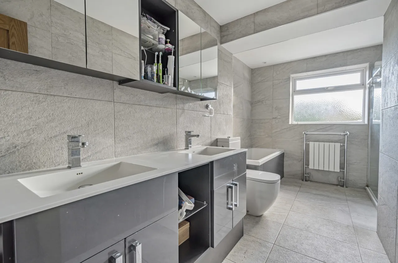 Catena Rise, Lightwater, Surrey, GU18 5RD, photo 6