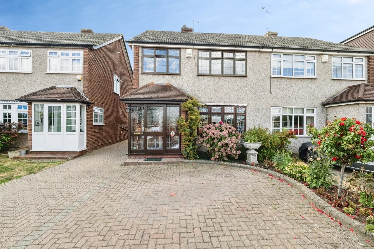 3 bed house for sale — Copthorne Gardens, Hornchurch, RM11