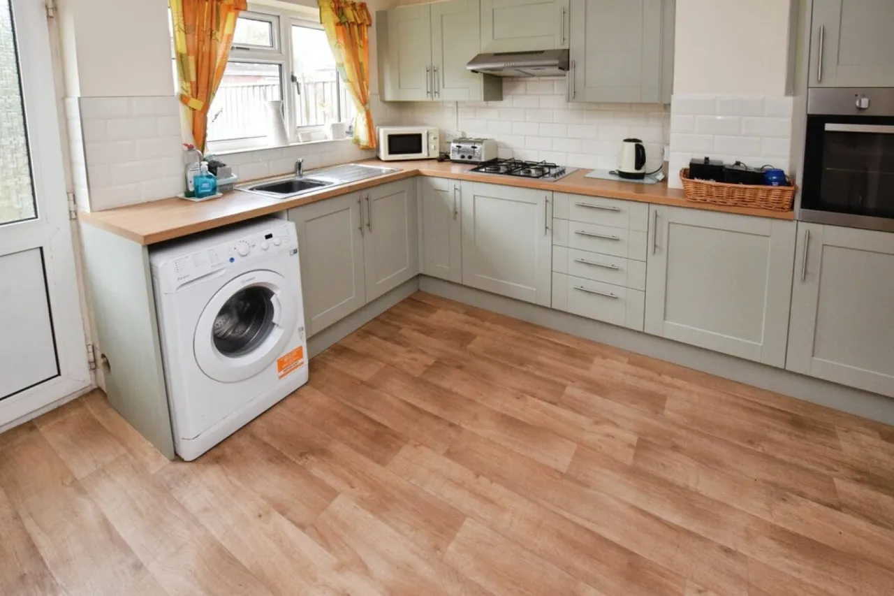Hillyfield Road, photo 4