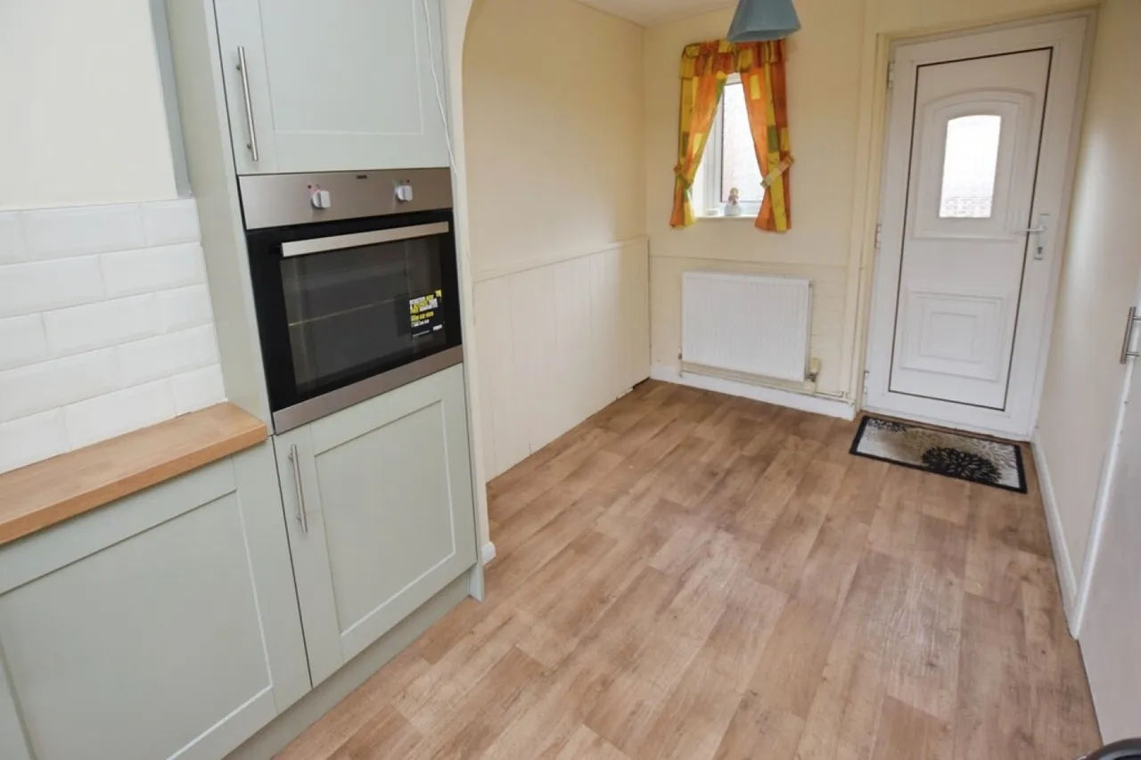 Hillyfield Road, photo 5