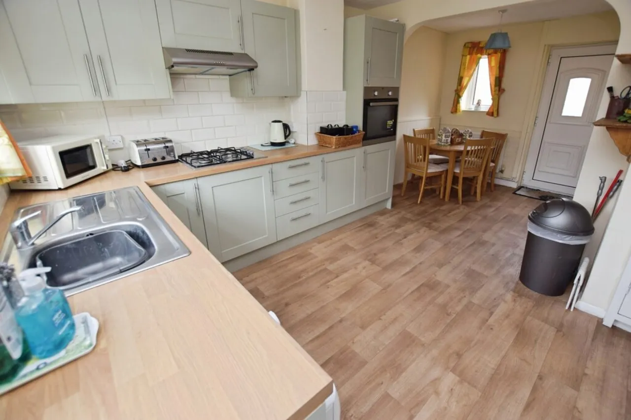 Hillyfield Road, photo 6