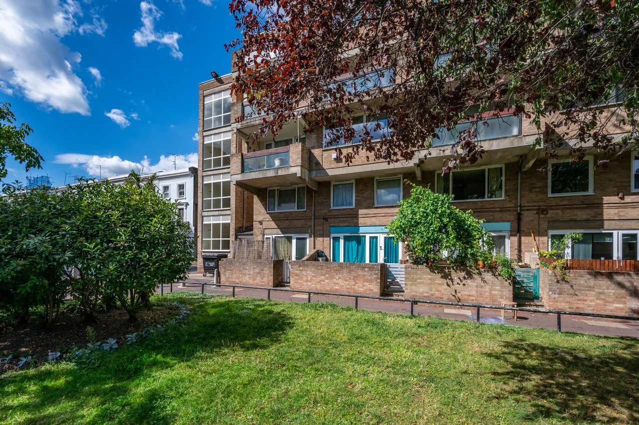 14 Downfield Close, London, photo 11