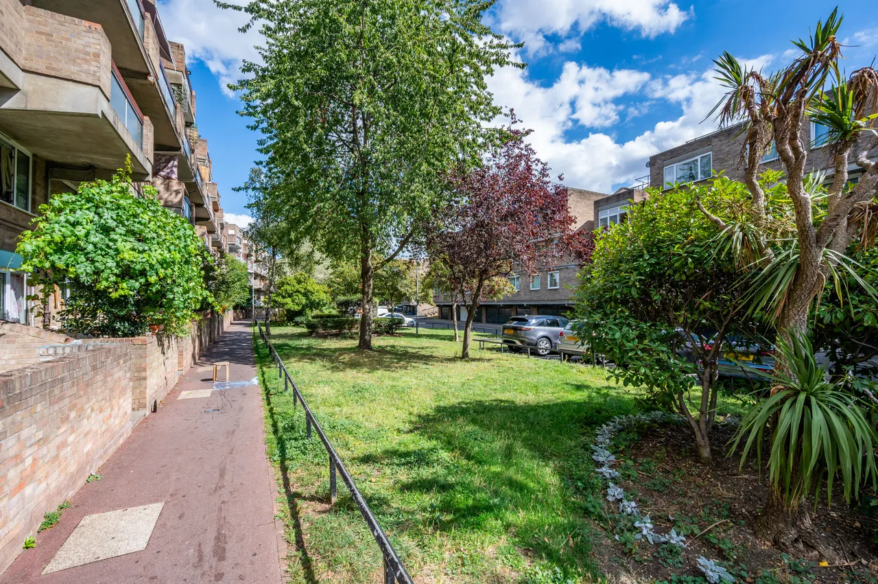 14 Downfield Close, London, photo 10