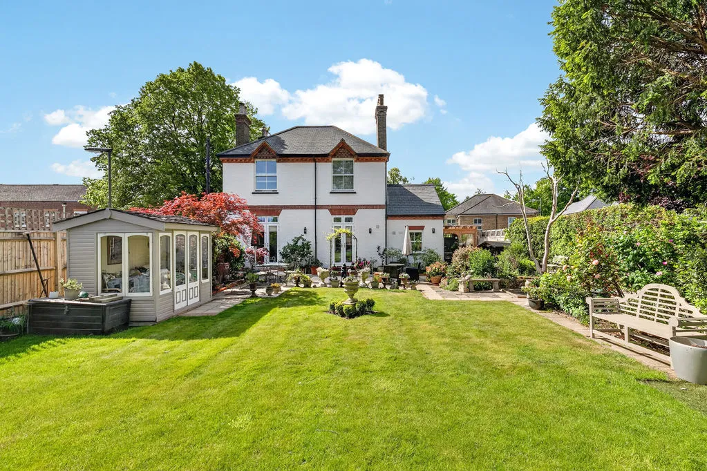 4 bed house for sale — Dunboe Place, Shepperton TW17 9HH