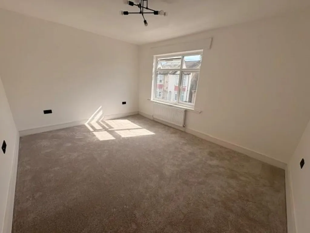 Harwoods Road, Watford, photo 6