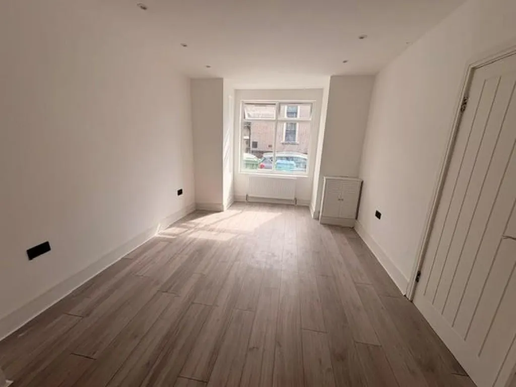 Harwoods Road, Watford, photo 2