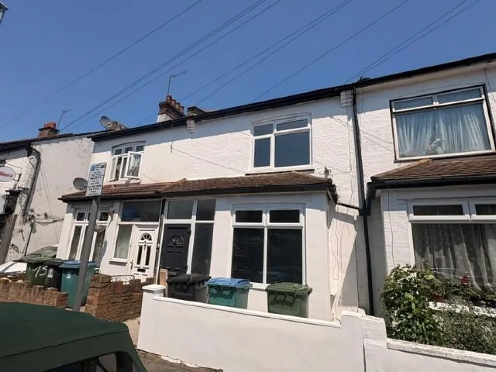 3 bed house for sale, Harwoods Road, Watford