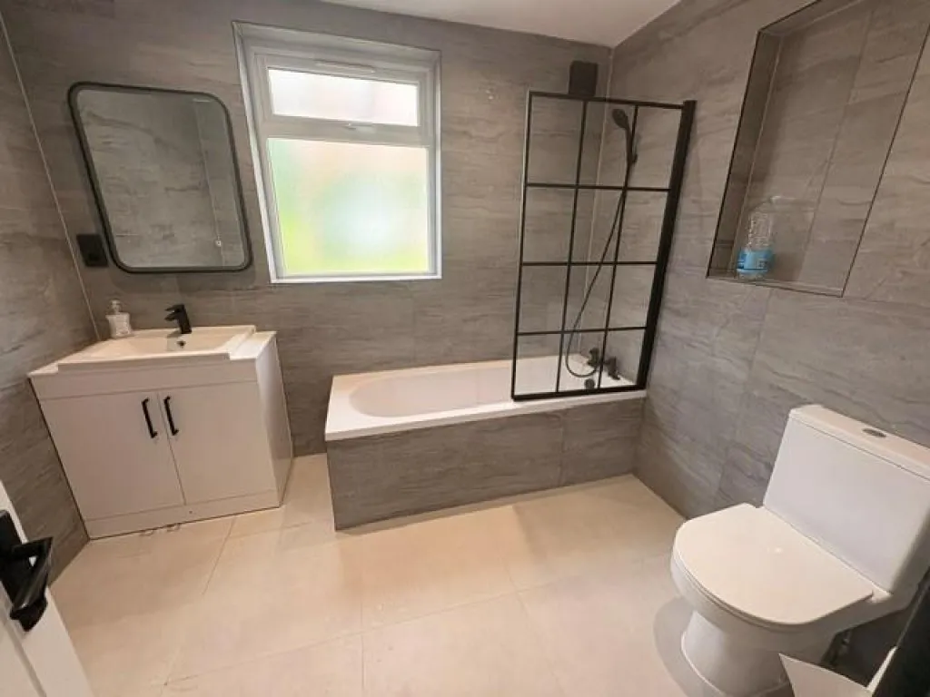 Harwoods Road, Watford, photo 5
