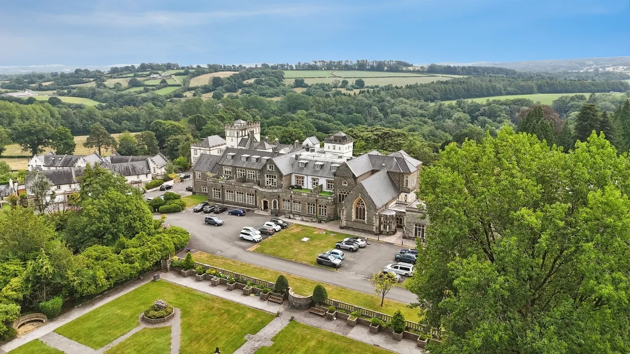 2 bed flat for sale — The Manor, Talygarn, Pontyclun