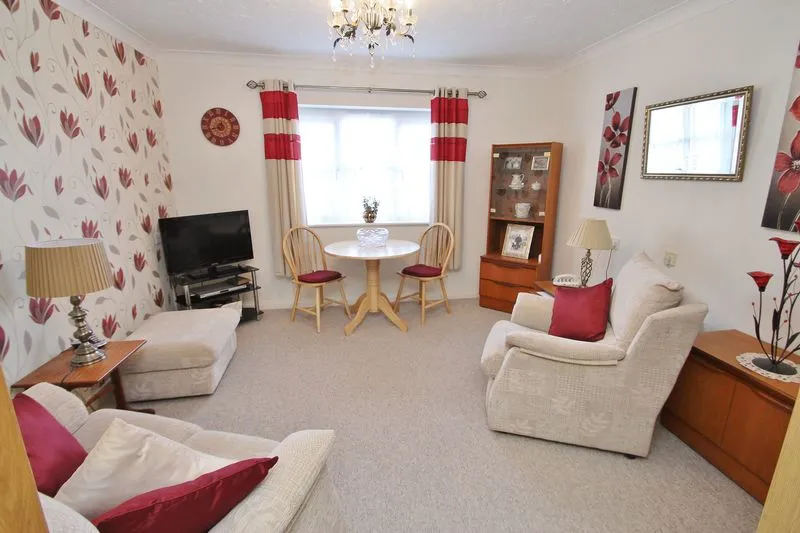 Rayleigh Road, Leigh-On-Sea, Essex, SS9 5PZ, photo 2