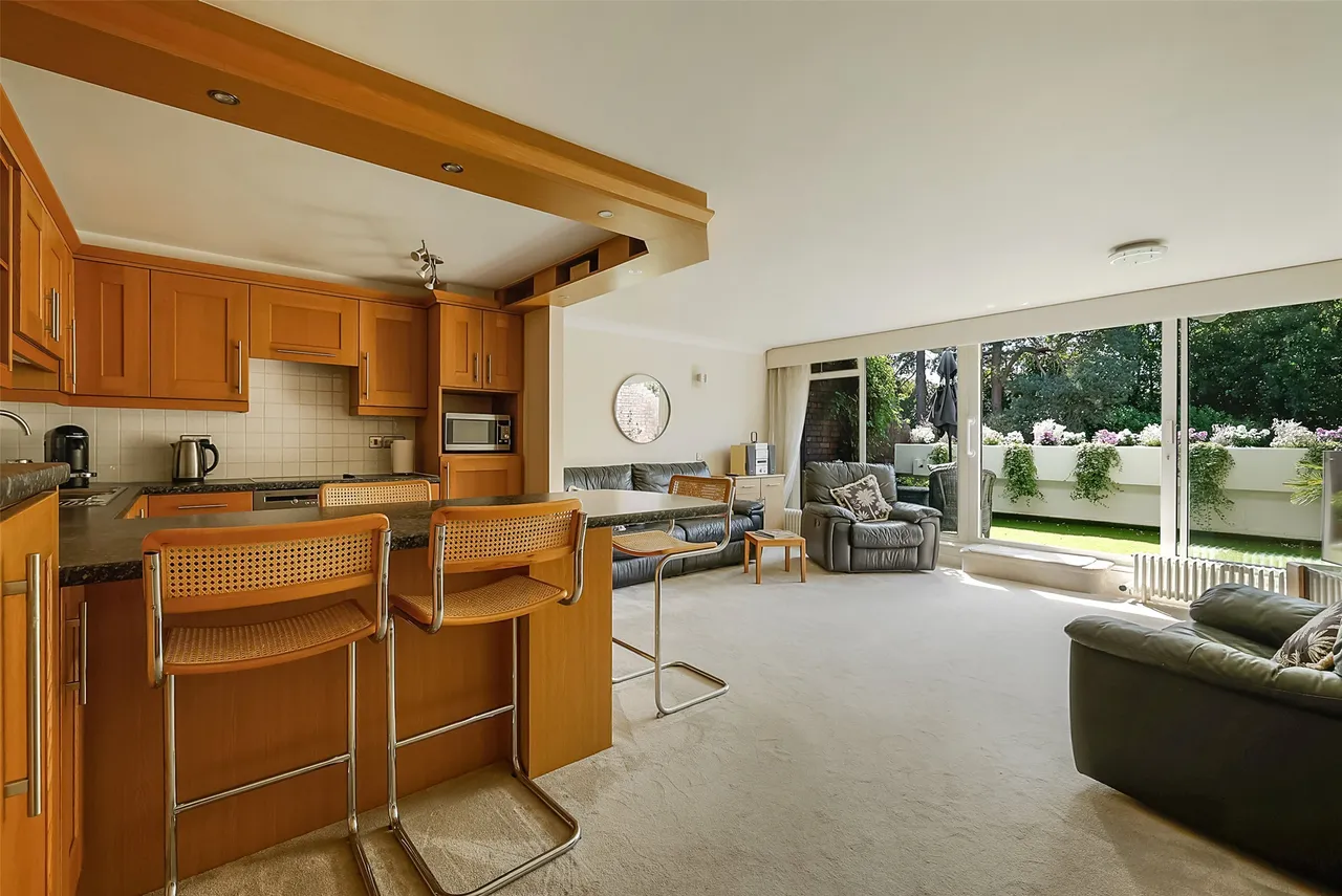 Bancroft Court, Reigate, RH2, photo 2