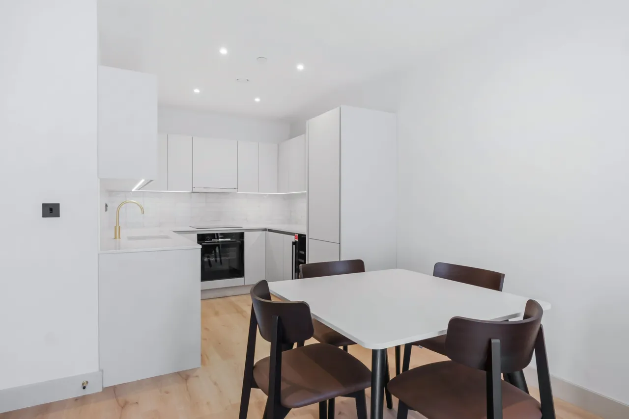 London, NW9, photo 11