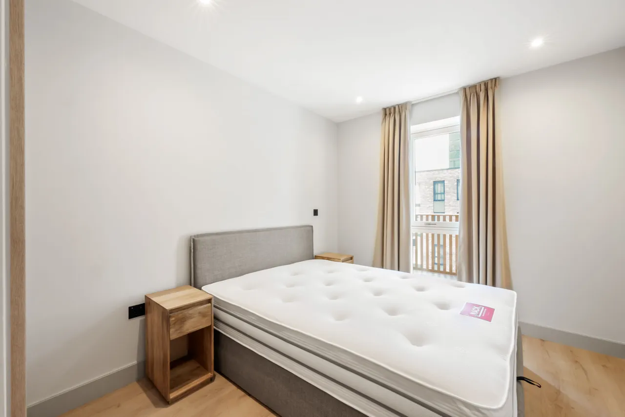 London, NW9, photo 6
