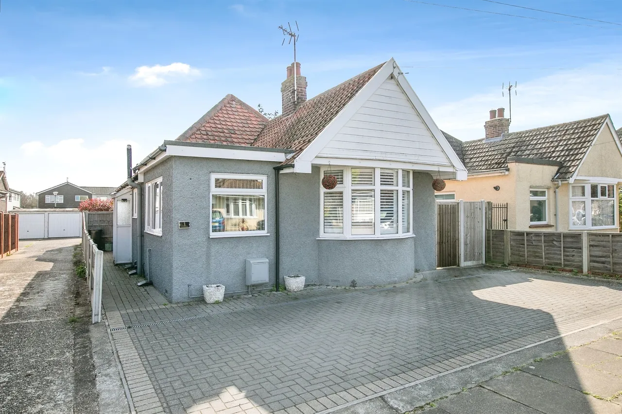 3 bed house for sale — Ingarfield Road, Holland-On-Sea, Clacton-On-Sea