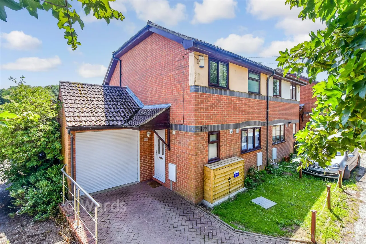 3 bed house for sale, Hillcrest, Great Chart, TN23
