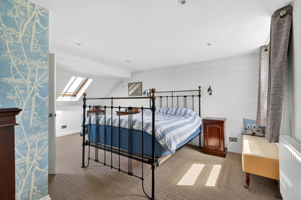 Halliford Road, Sunbury-On-Thames TW16 6DP, photo 18
