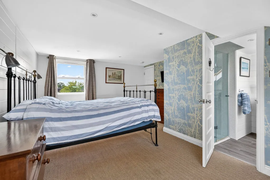 Halliford Road, Sunbury-On-Thames TW16 6DP, photo 17
