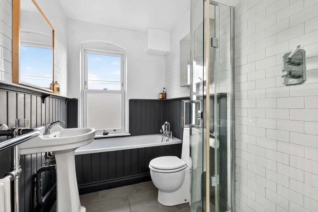 Halliford Road, Sunbury-On-Thames TW16 6DP, photo 16