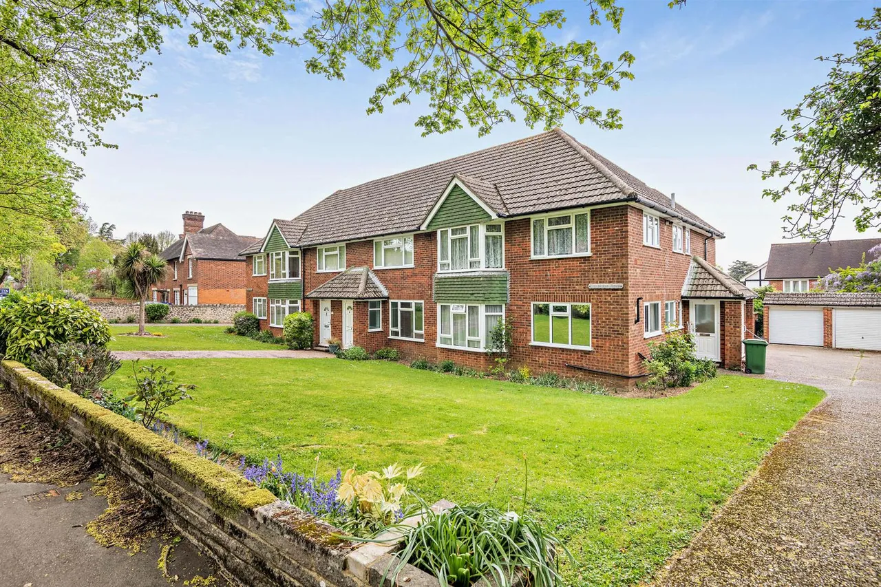 2 bed flat for sale, Queens Avenue, Maidstone