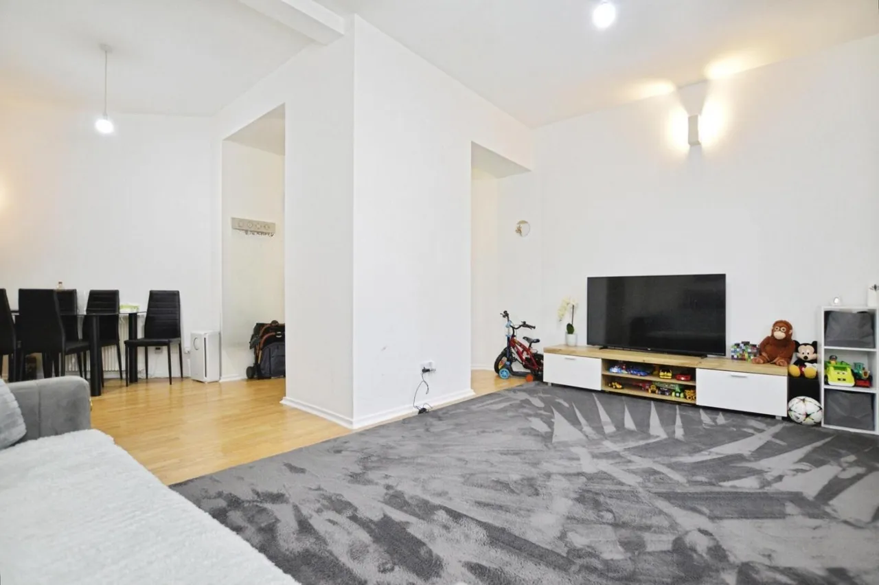Jedburgh Road, London, E13, photo 4