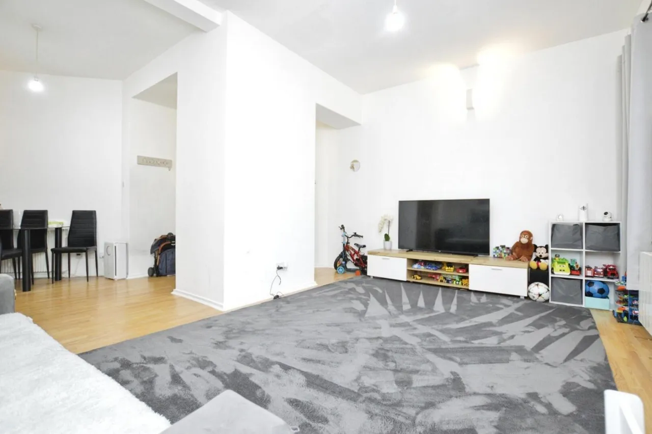 Jedburgh Road, London, E13, photo 2