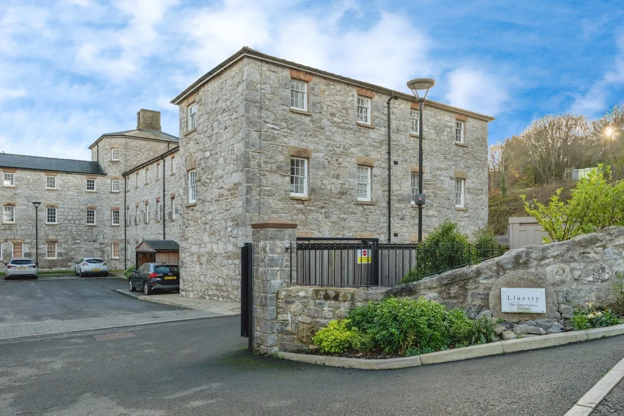 2 bed flat for sale, Old Chester Road, Holywell, CH8