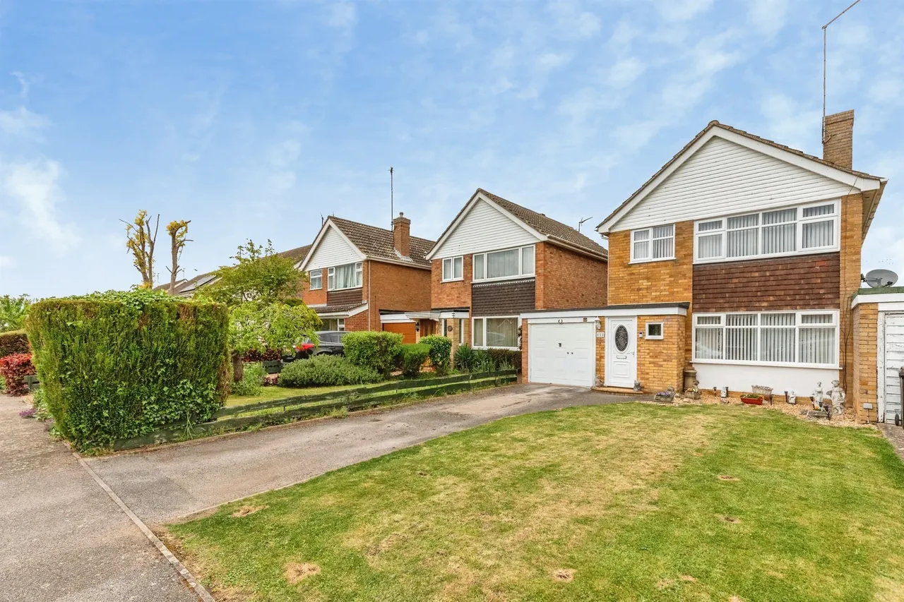 3 bed house for sale — Bradshaw Way, Irchester, Wellingborough