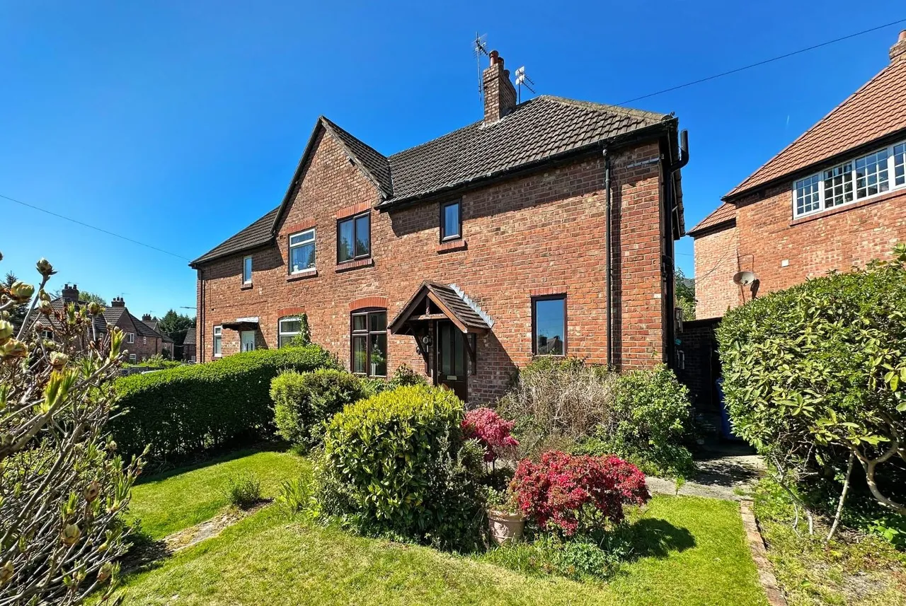 3 bed house for sale — Tithebarn Road, Hale Barns, Cheshire WA15 0HW