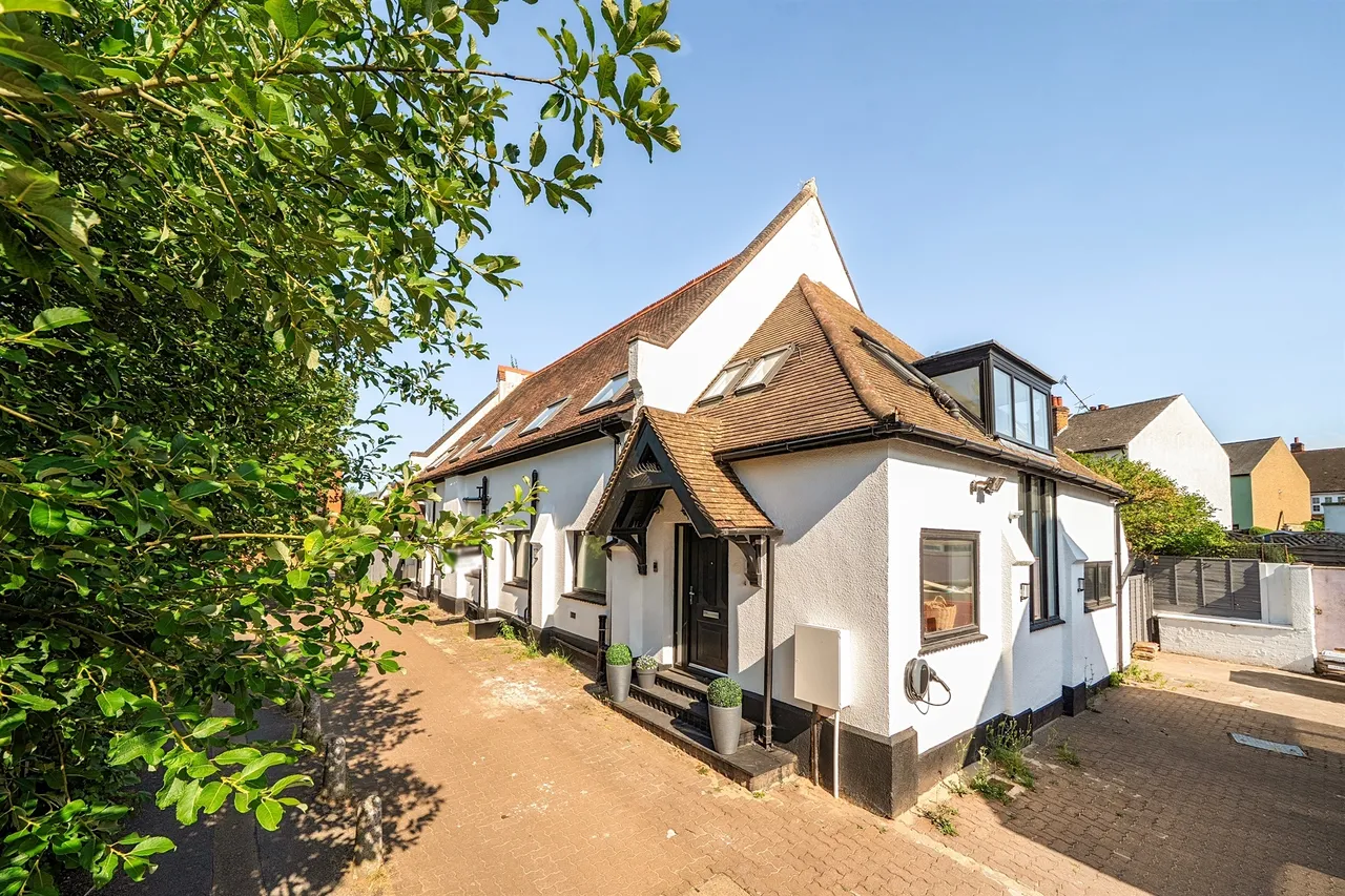 3 bed house for sale — Police Station Lane, Bushey