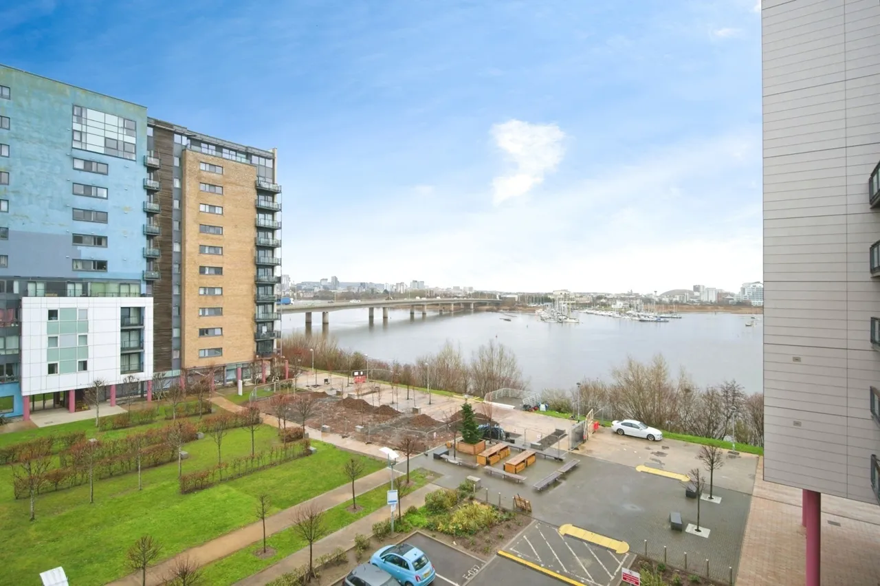 2 bed flat for sale — Douglas House, Ferry Court, Cardiff, CF11