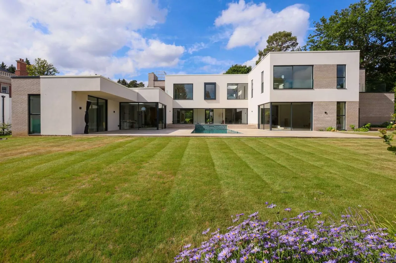 Birds Hill Road, Oxshott, Leatherhead, Surrey, KT22 0NJ, photo 7
