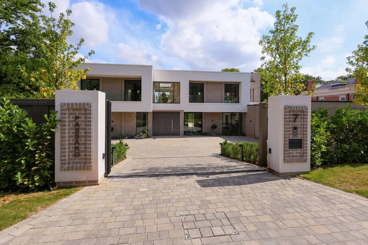 Birds Hill Road, Oxshott, Leatherhead, Surrey, KT22 0NJ, photo 10