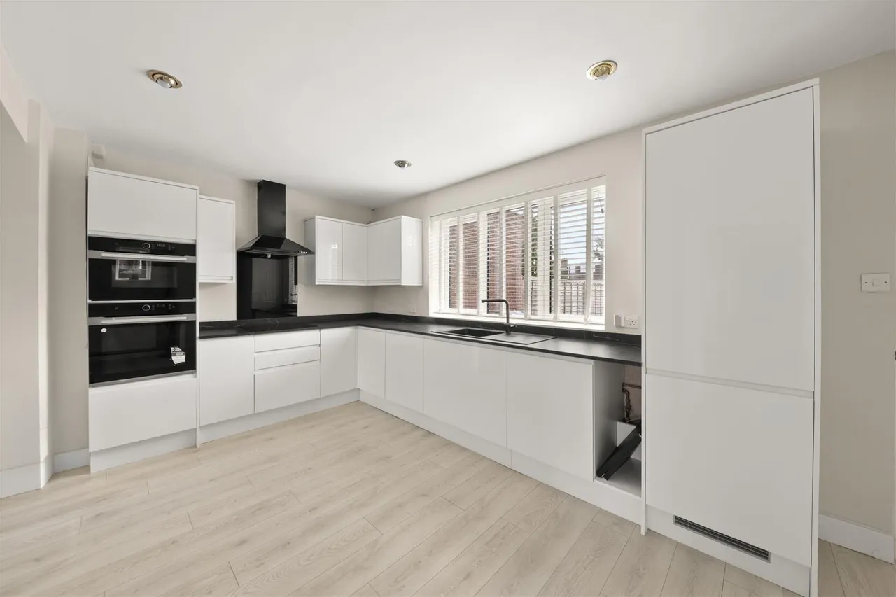 Bramble Close, Hillingdon, photo 4