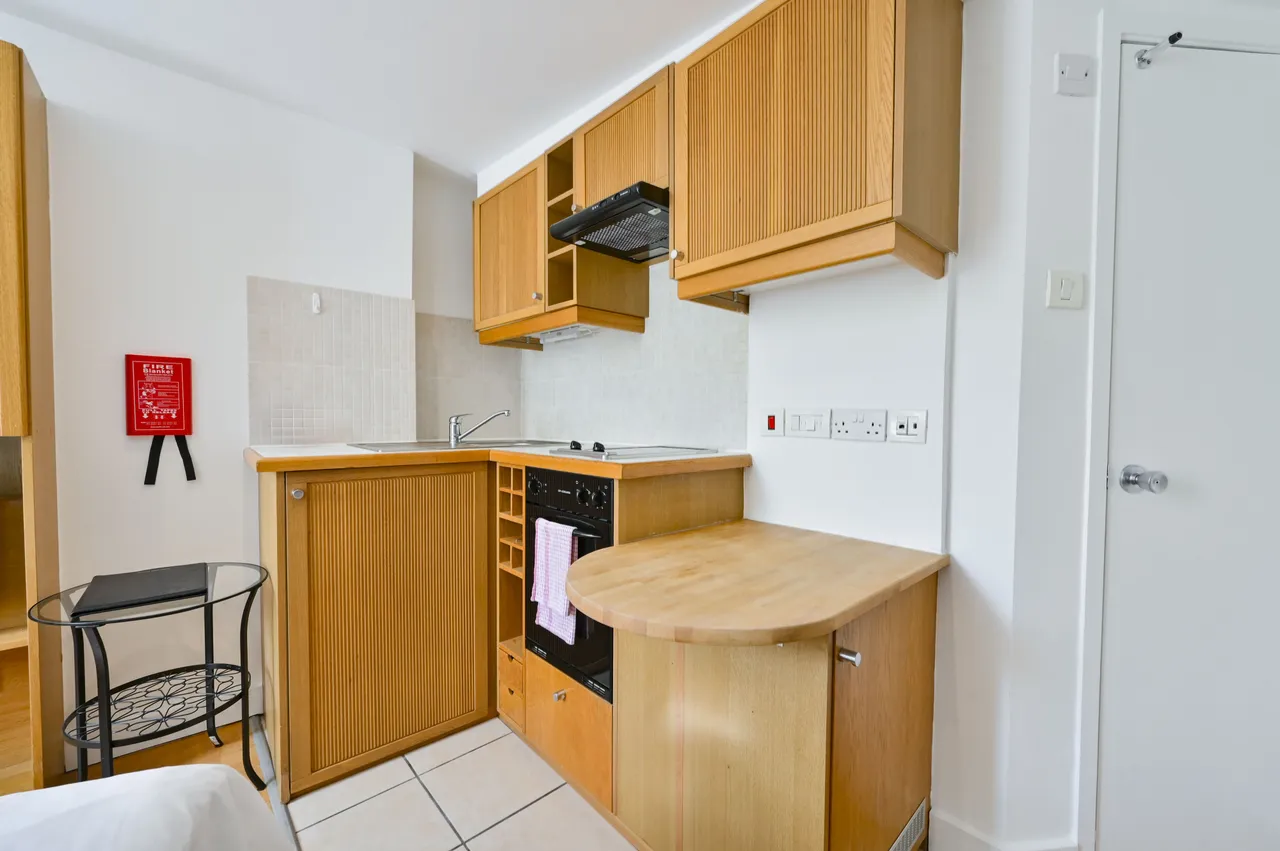 Flat 15, 27 Cartwright Gardens, London, photo 6