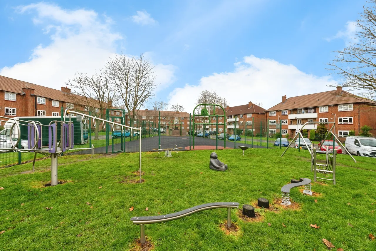 Gap Road, London, SW19, photo 17