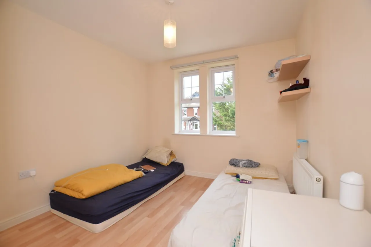 Claremont Avenue, 32 Claremont Avenue, Woking, Surrey, photo 5
