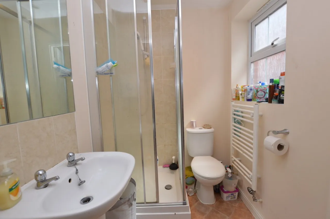 Claremont Avenue, 32 Claremont Avenue, Woking, Surrey, photo 7