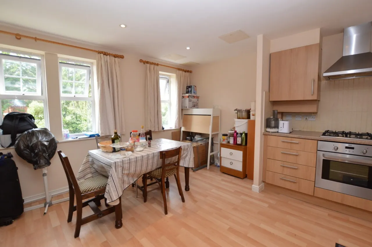 Claremont Avenue, 32 Claremont Avenue, Woking, Surrey, photo 2