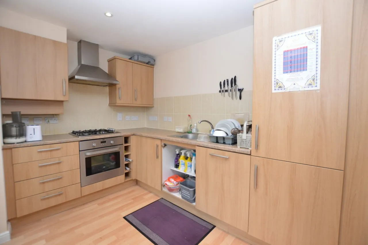 Claremont Avenue, 32 Claremont Avenue, Woking, Surrey, photo 3