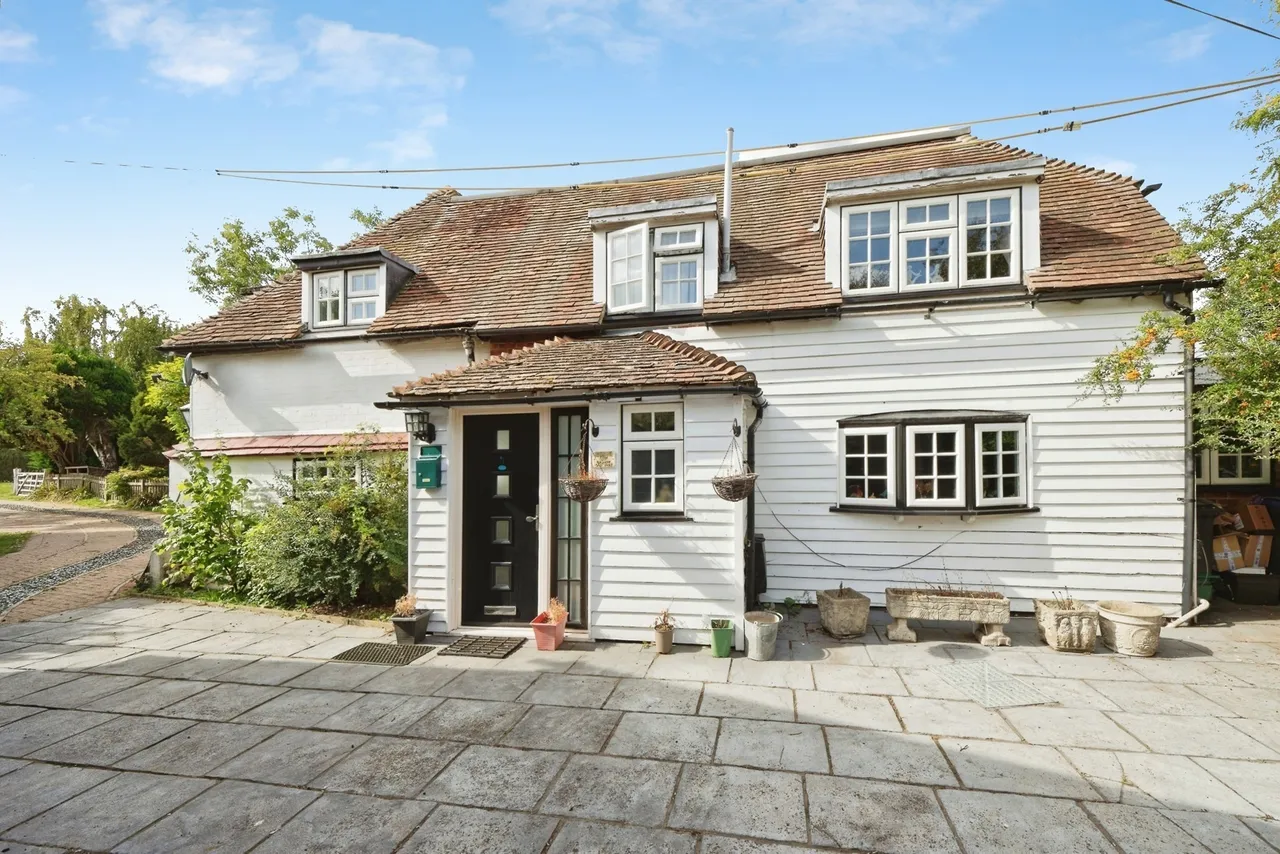 3 bed house for sale, The Green, Eythorne, CT15