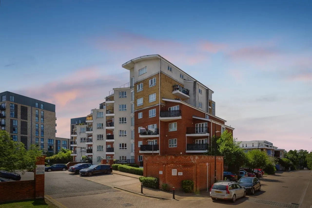 2 bed flat for sale — The Gateway, Watford