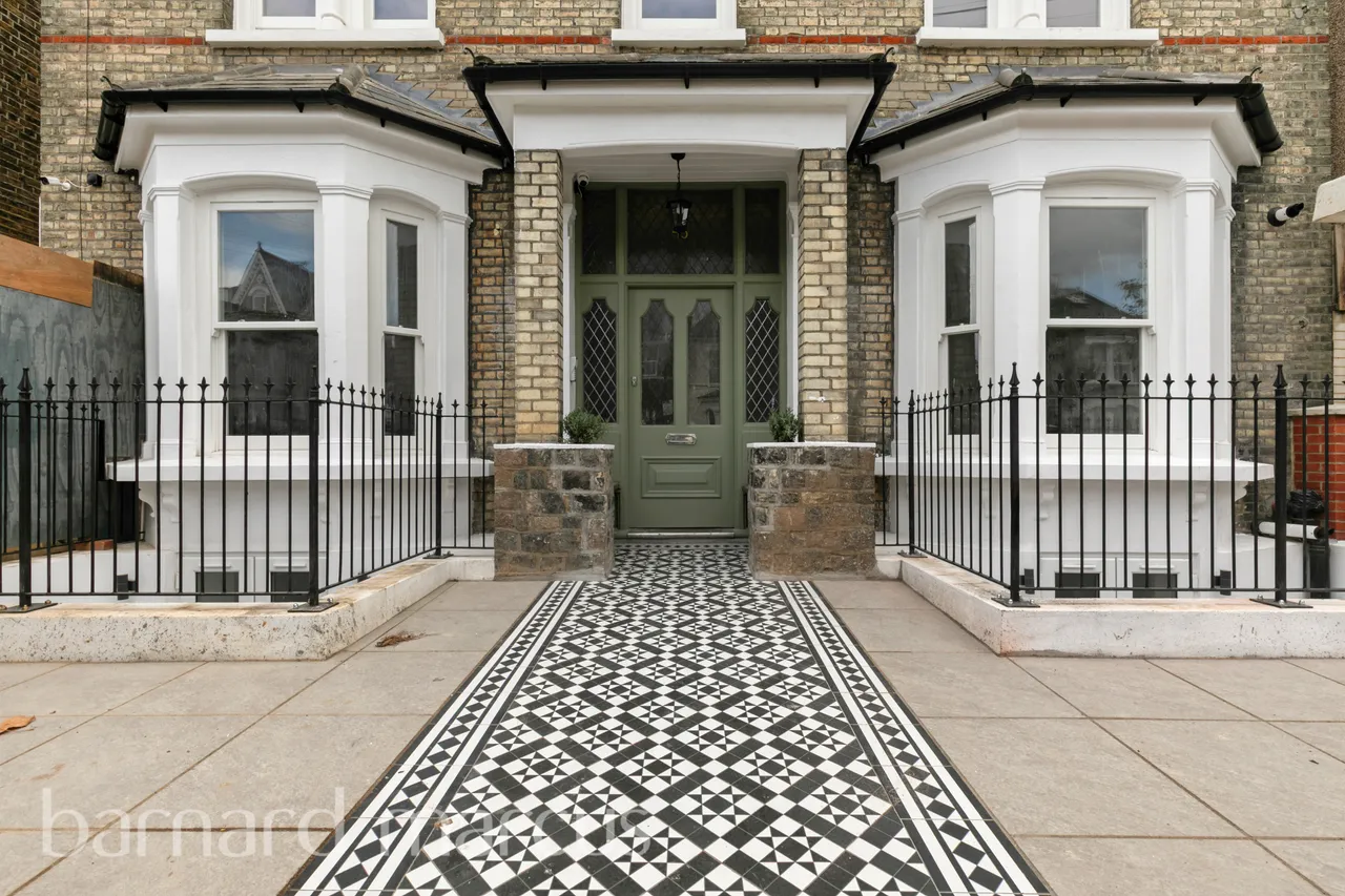 2 bed flat to rent — Longley Road, LONDON