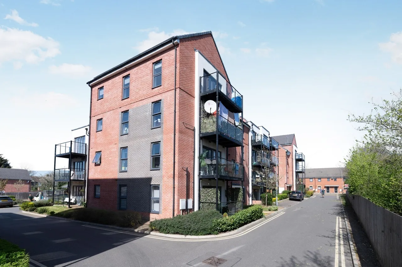 2 bed flat for sale — Malthouse Drive, Grays, Essex, RM17