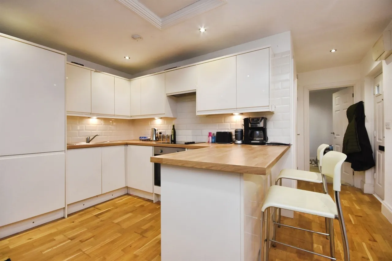 Coxtie Green Road, Pilgrims Hatch, CM14, photo 3