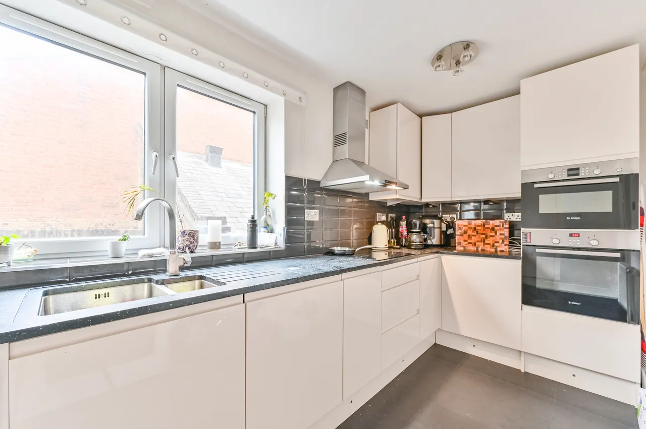 Flat 5 La Residence, 38a Marlborough Place, London, photo 5