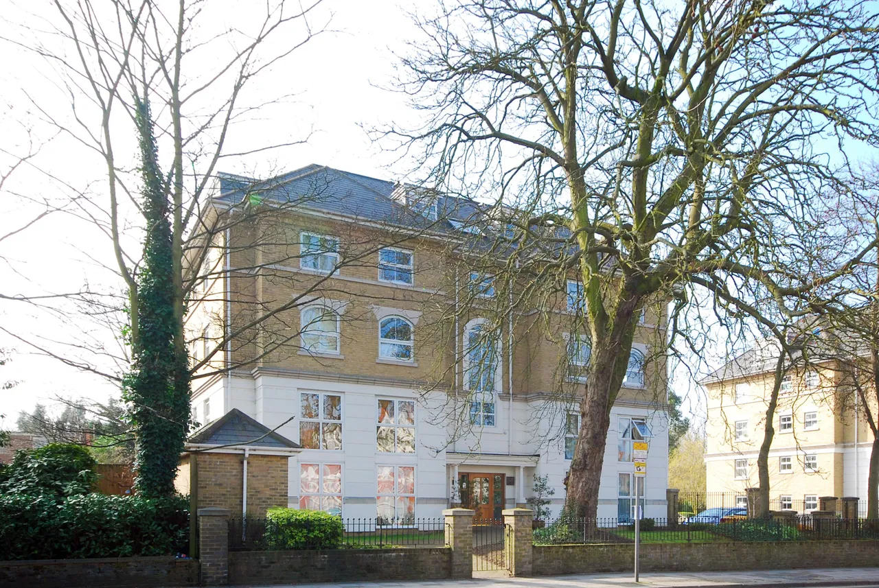 2 bed flat to rent — 7 Manor Lodge, 223 Willesden Lane, London