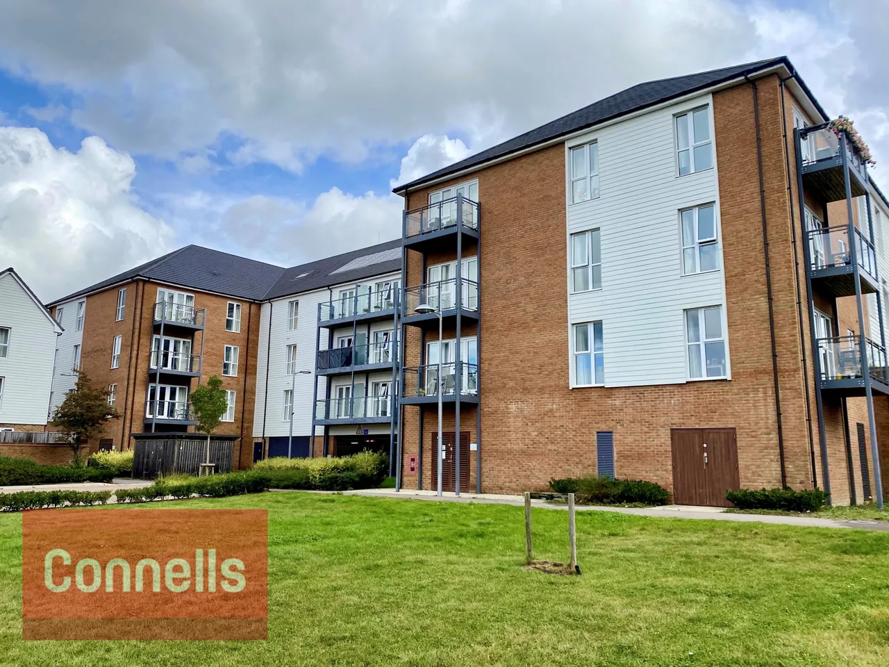 3 bed flat to rent, Holmbush Mews, RH12