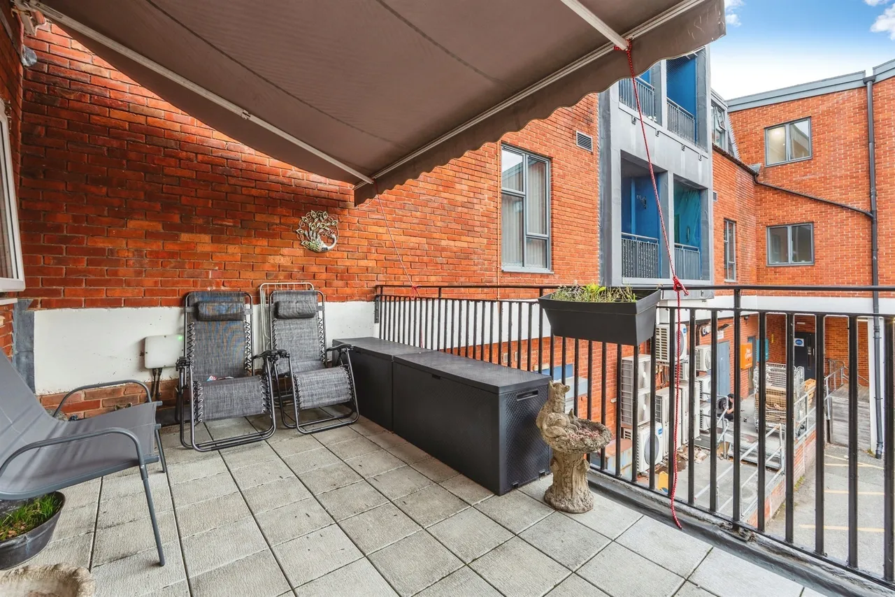 1 bed flat for sale, Broadwater Road, Romsey, SO51